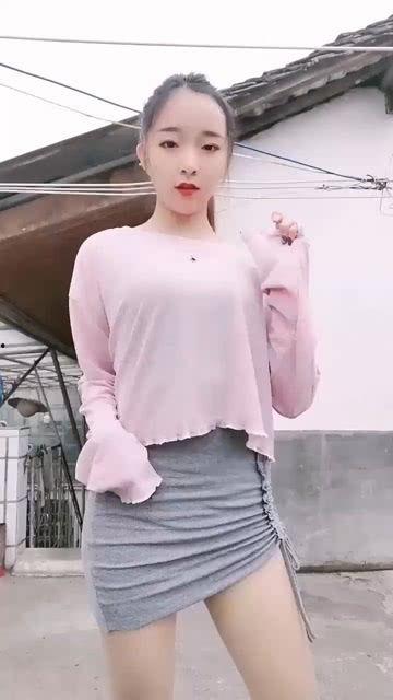 红衣女农村搞笑跳舞