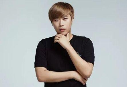 卢本伟十四岁的照片,从青涩少年到电竞明星的蜕变之路